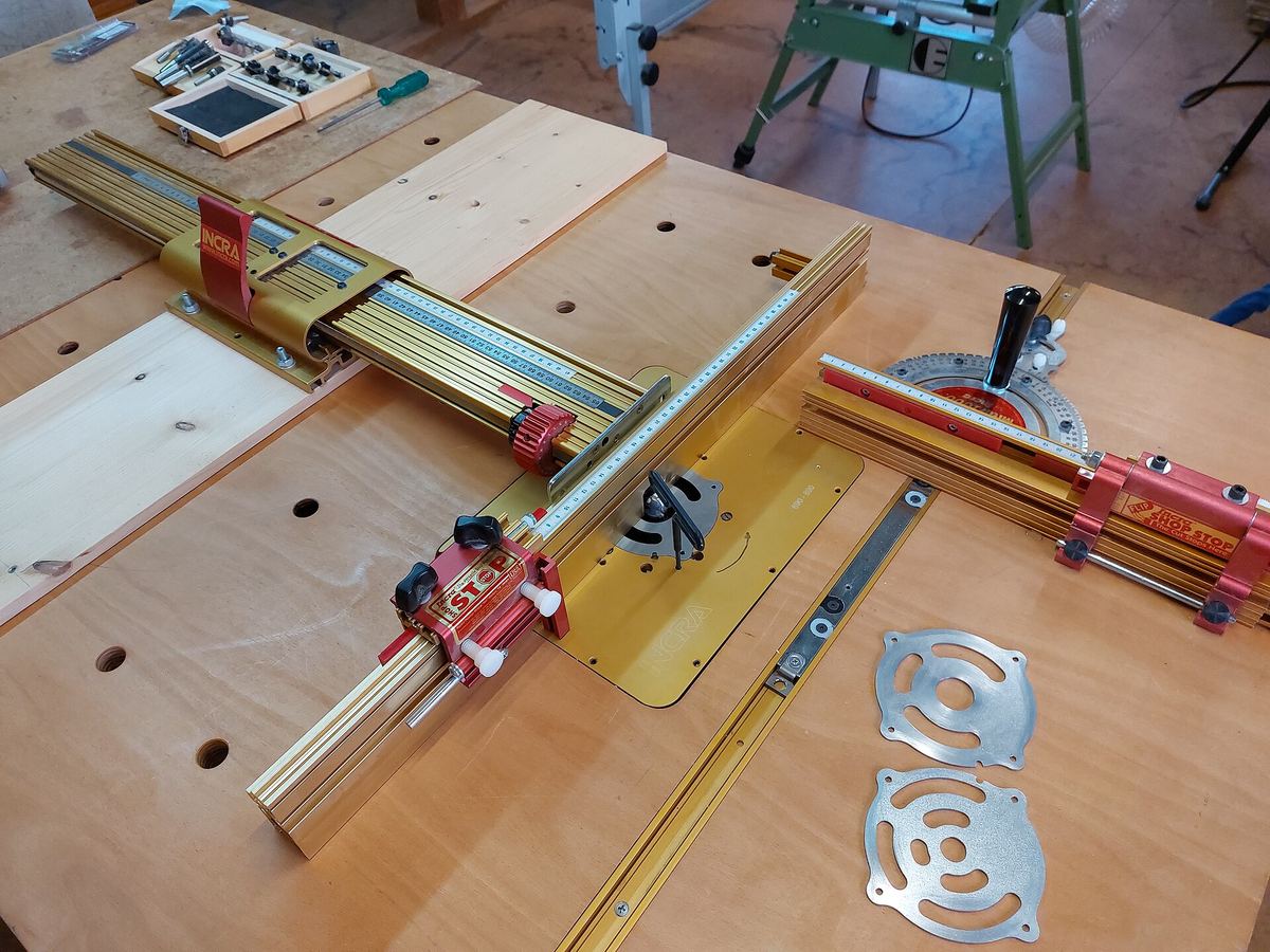 Oberfräse im Frästisch: Das Werkstück wird am Anschlag vorbeigeschoben